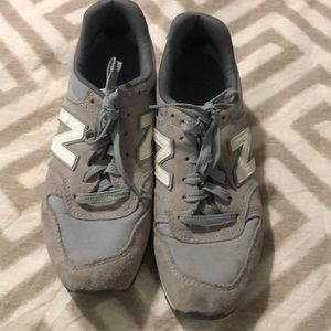 New balance tennis shoes